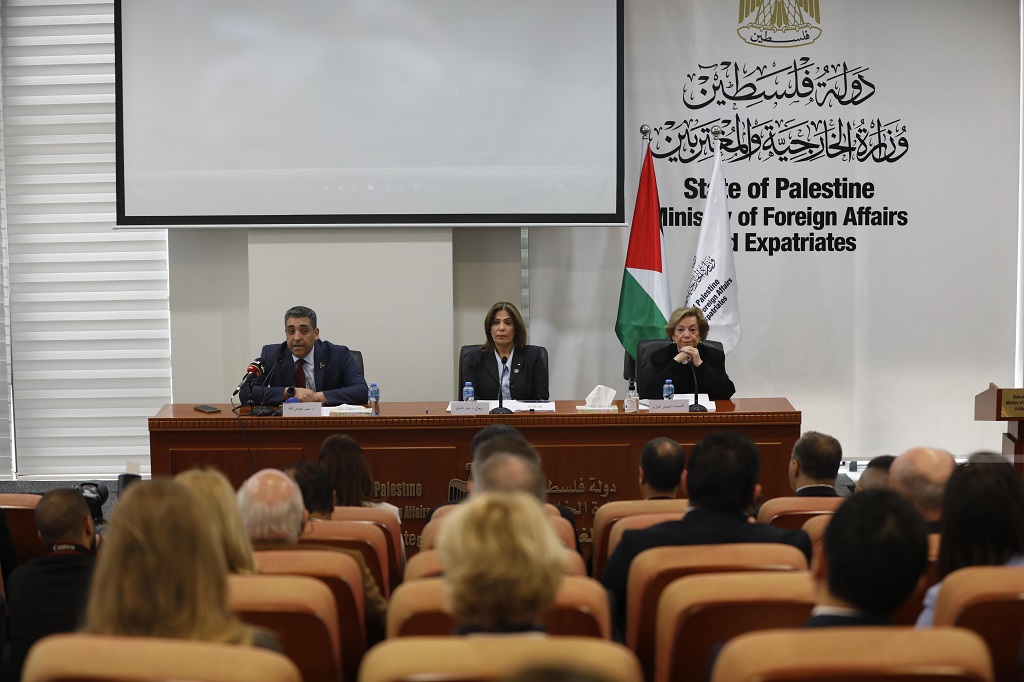 وزارة الخارجية والمغتربين تعقد جلسة إحاطة حول مناهضة العنف ضد المرأة (تصوير: تامر بانا/وفا)